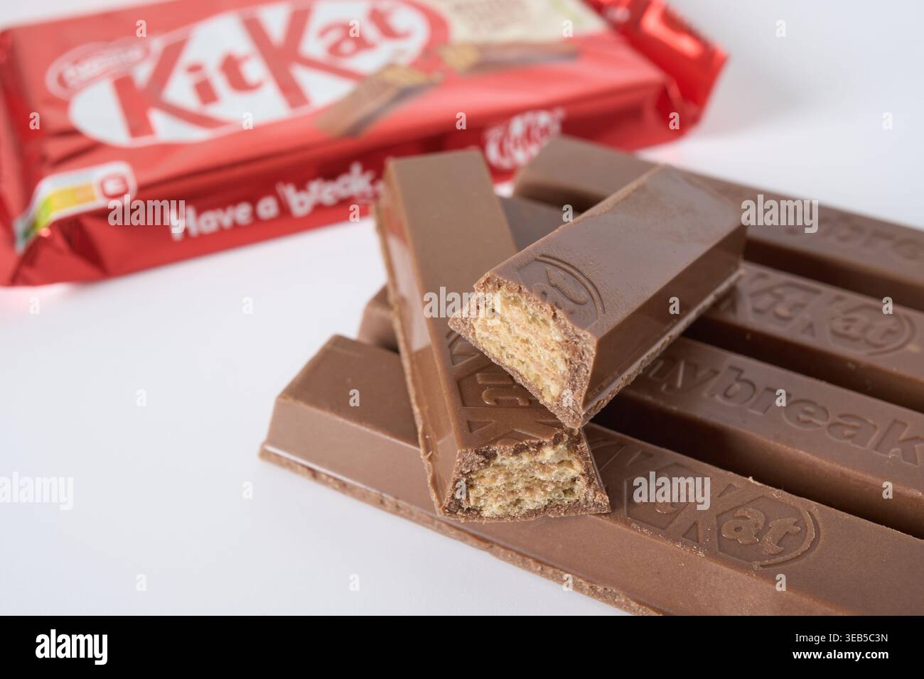 Mosca, Russia - 22 aprile 2026. Coccolati al cioccolato con i croccanti strati di wafer perfetti per spuntini e condividere momenti Foto Stock