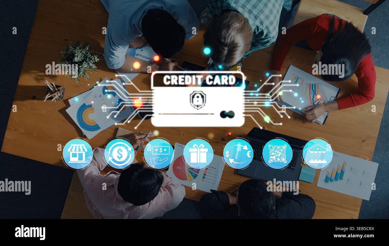 Gruppo di professionisti diversi che collaborano alle strategie finanziarie con la grafica della carta di credito digitale sovrapposta al tavolo riunioni Quark. Foto Stock