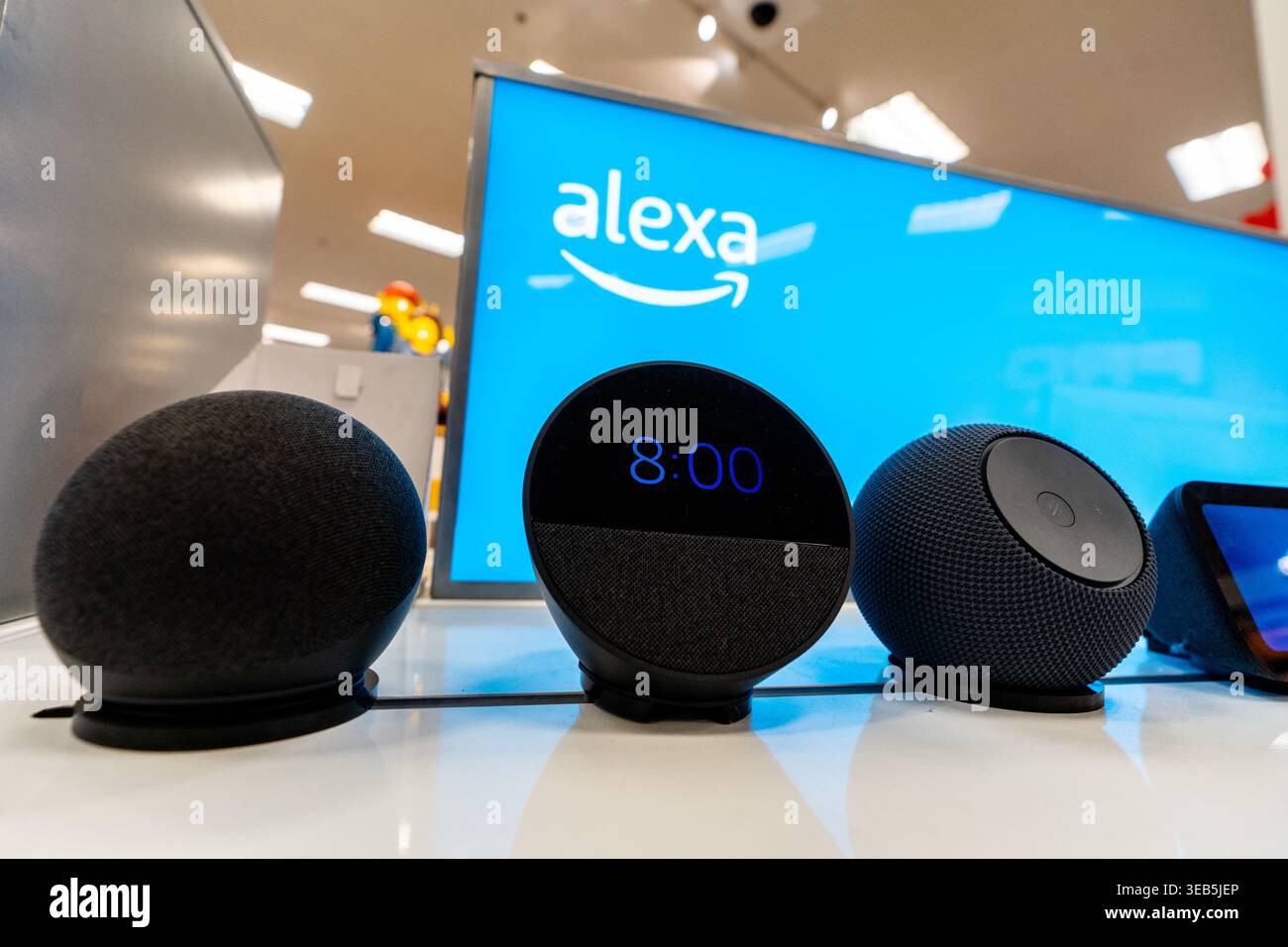 Dispositivi Amazon Alexa Smart Home esposti sullo scaffale retail con altoparlanti Echo e prodotti con tecnologia Voice Assistant Foto Stock