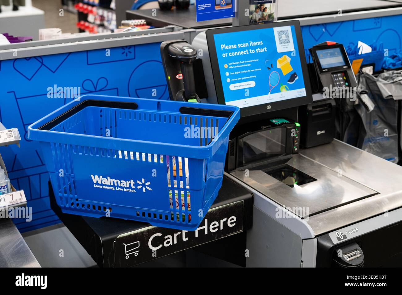 Walmart Self Checkout Lane con cesti manuali, sistema di pagamento con lettore di carte POS e tecnologia Retail Scan and Pay nel negozio di alimentari Foto Stock
