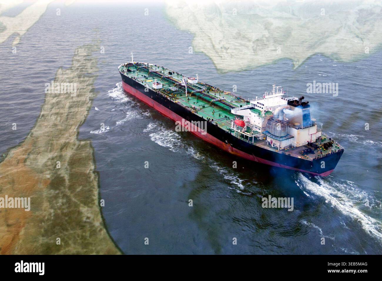 Petroliera che naviga nello stretto di Hormuz Foto Stock