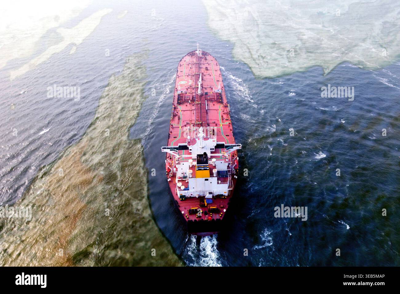 Petroliera che naviga nello stretto di Hormuz Foto Stock