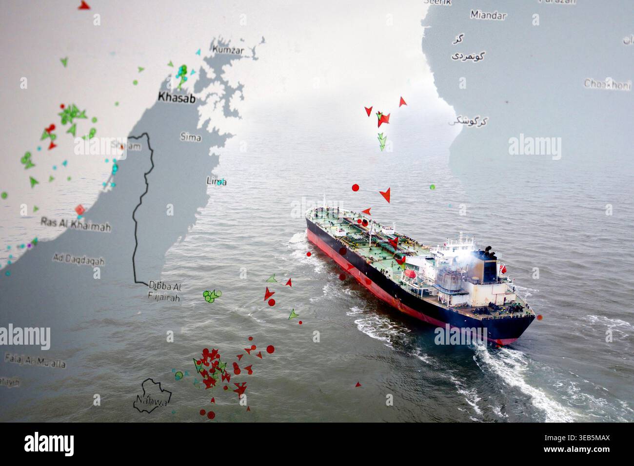 Petroliera che naviga nello stretto di Hormuz con copertura del traffico marittimo Foto Stock