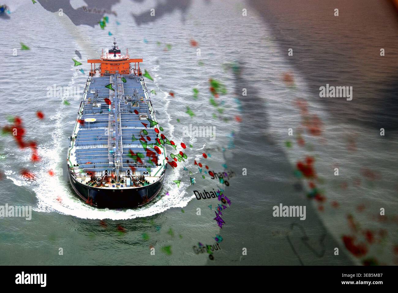 Petroliera che naviga nello stretto di Hormuz con copertura del traffico marittimo Foto Stock