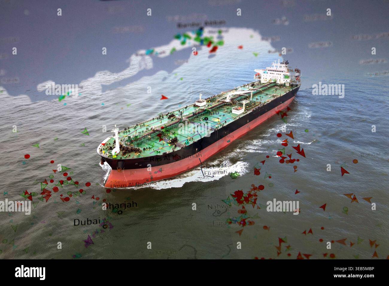 Petroliera che naviga nello stretto di Hormuz con copertura del traffico marittimo Foto Stock