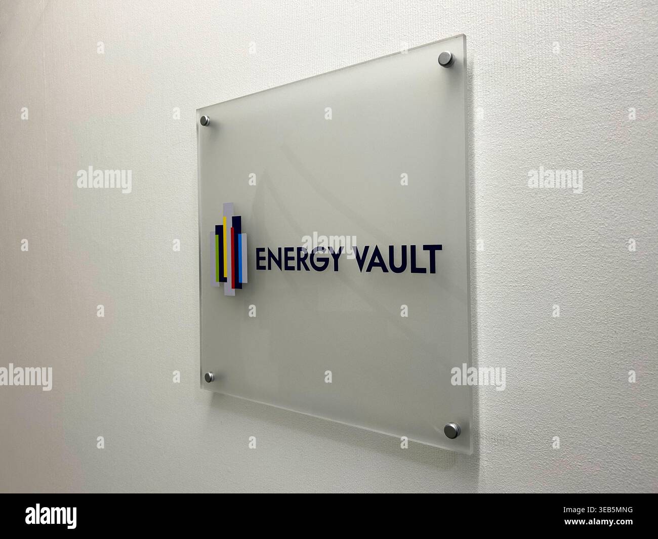 Lugano, Ticino, Svizzera - 24 aprile 2026: Cartello della compagnia Energy Vault appeso presso la sede centrale di Lugano. Energy Vault è un'energia globale per Foto Stock