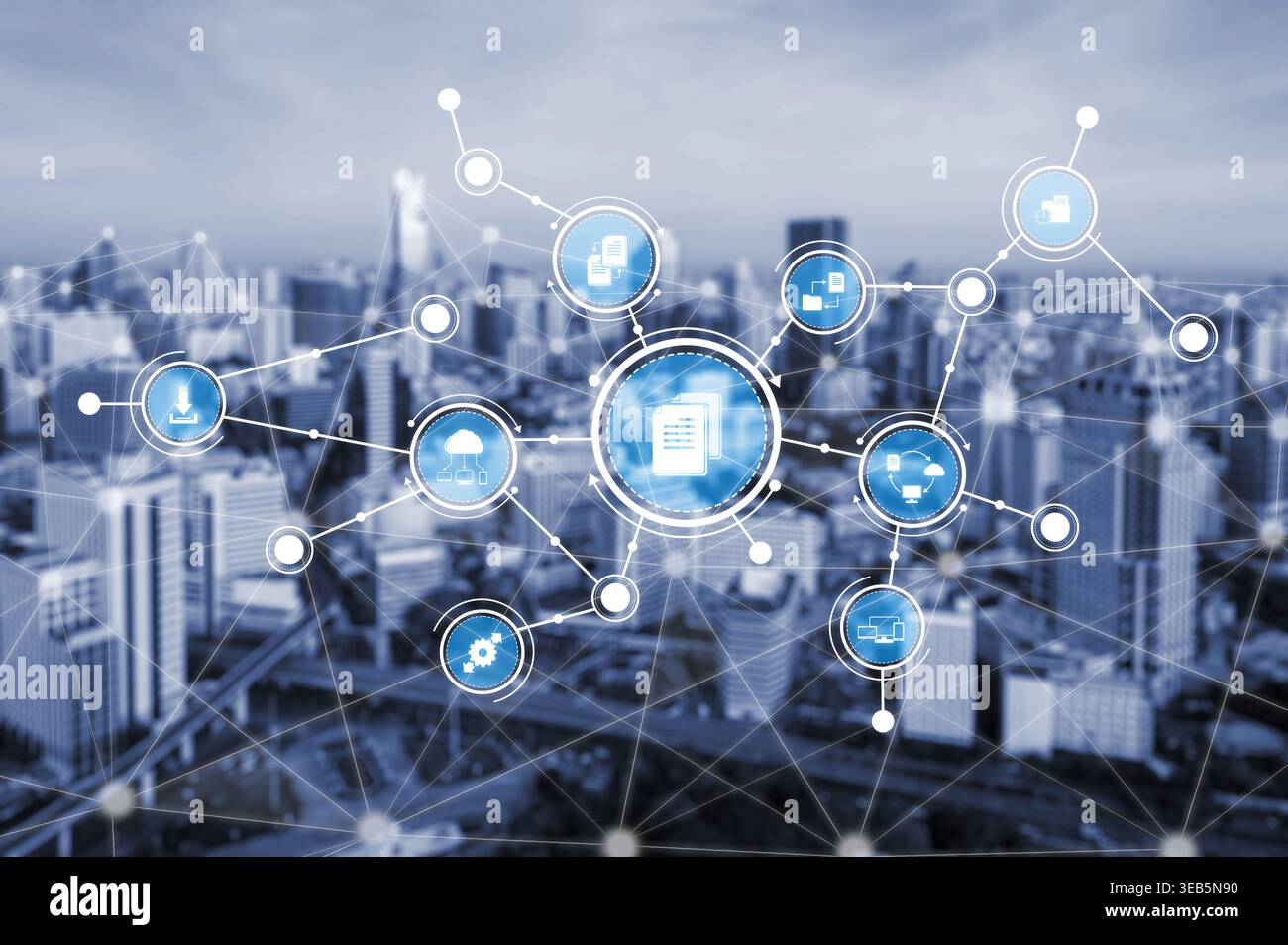 Una vista dinamica di uno skyline moderno della città intrecciato con icone digitali, che mostra il tema della tecnologia e della connettività in un paesaggio urbano Foto Stock