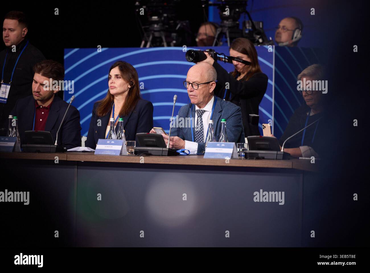 La Russia sta tentando di interrompere qualsiasi legame che i bambini hanno con l’Ucraina; sono necessarie azioni rapide per riportarli a casa – Presidente alla riunione inaugurale della Coalizione internazionale per il ritorno dei bambini ucraini. Il presidente ucraino Volodymyr Zelenskyy ha partecipato alla riunione inaugurale della Coalizione internazionale per il ritorno dei bambini ucraini, illegalmente deportati e costretti a trasferirsi nella Federazione russa dai territori temporaneamente occupati del nostro stato. Foto Stock