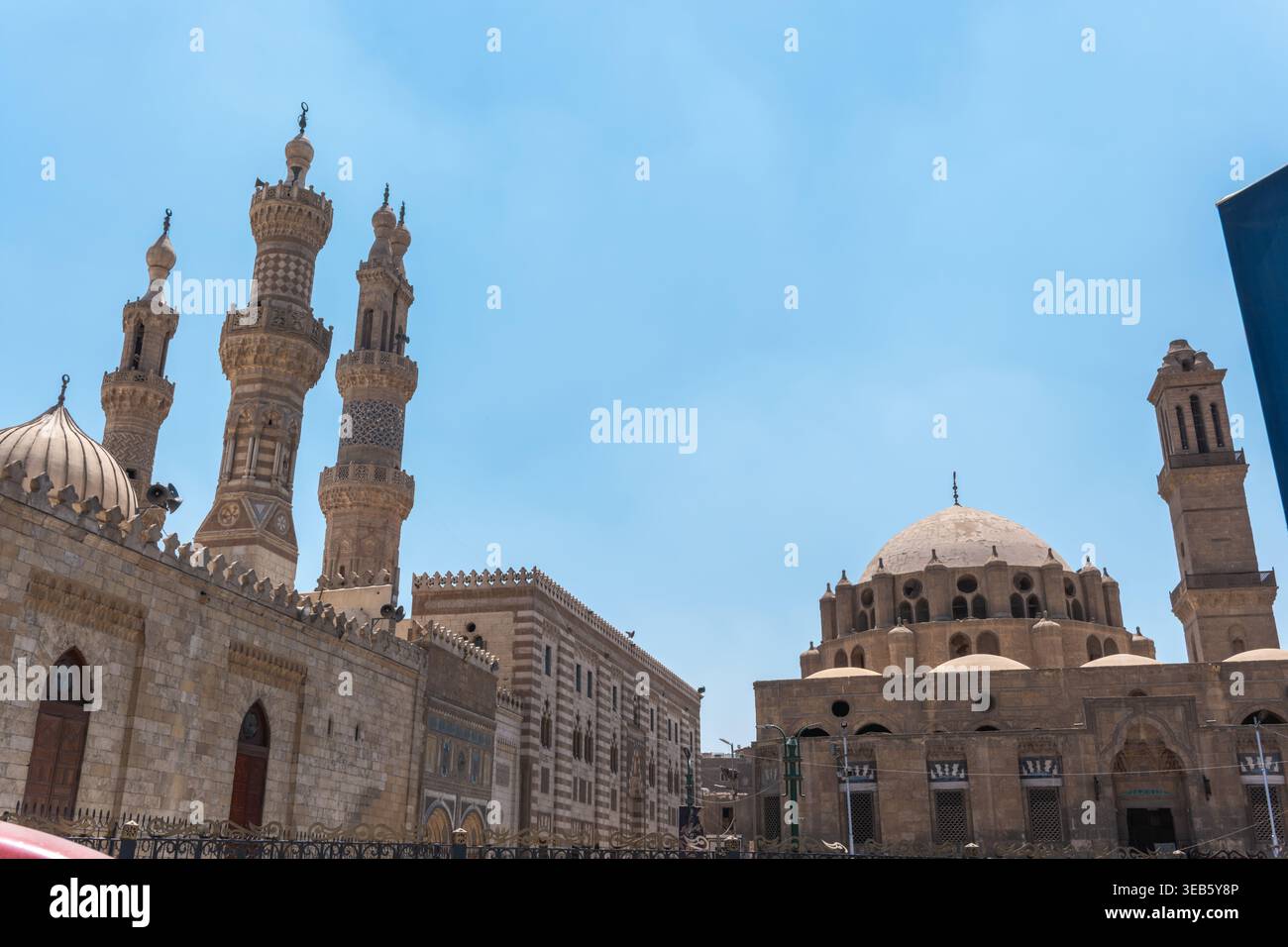 Vista delle moschee di al-Azhar e Abu al-Dahab sotto un cielo azzurro cristallino a El-DARB El-Ahmar, Governatorato del Cairo, Egitto. Foto Stock