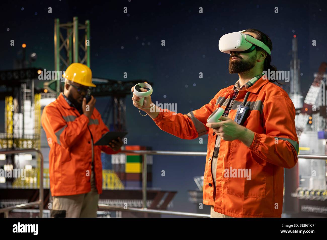 I lavoratori della piattaforma marittima offshore monitorano le operazioni utilizzando la tecnologia della realtà virtuale di notte. Dipendente del carro di perforazione che utilizza l'attrezzatura del visore VR per esaminare i dati dei sensori e leggere le metriche di produzione Foto Stock
