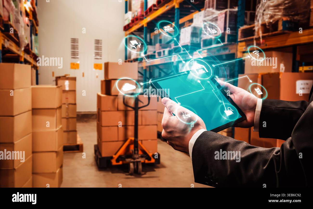 Sistema di gestione intelligente del magazzino con tecnologia innovativa dell'Internet delle cose per identificare il prelievo e la consegna delle confezioni . Futuro concetto di fornitura Foto Stock