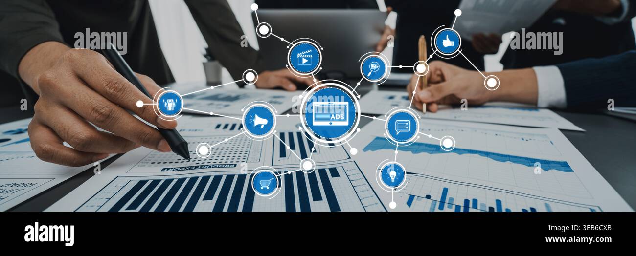 Una scena aziendale dinamica con un team che collabora a strategie di crescita utilizzando grafici di dati e connessioni digitali, sottolineando il lavoro di squadra e. Foto Stock