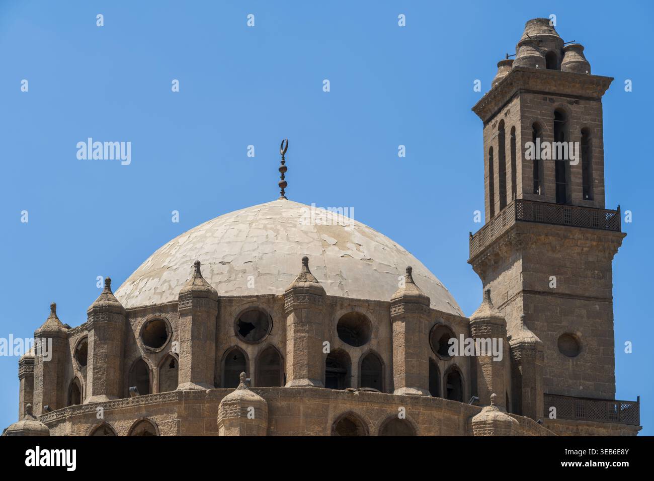 Vista della storica moschea di Abu Dahab, con la sua cupola in pietra intemprata e il minareto quadrato sotto un cielo azzurro cristallino a El-DARB El-Ahmar, governatore del Cairo Foto Stock
