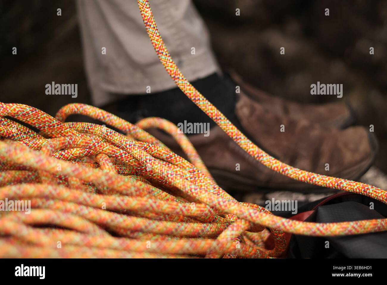 Mucchio di corda da arrampicata accanto a Belayer Foto Stock