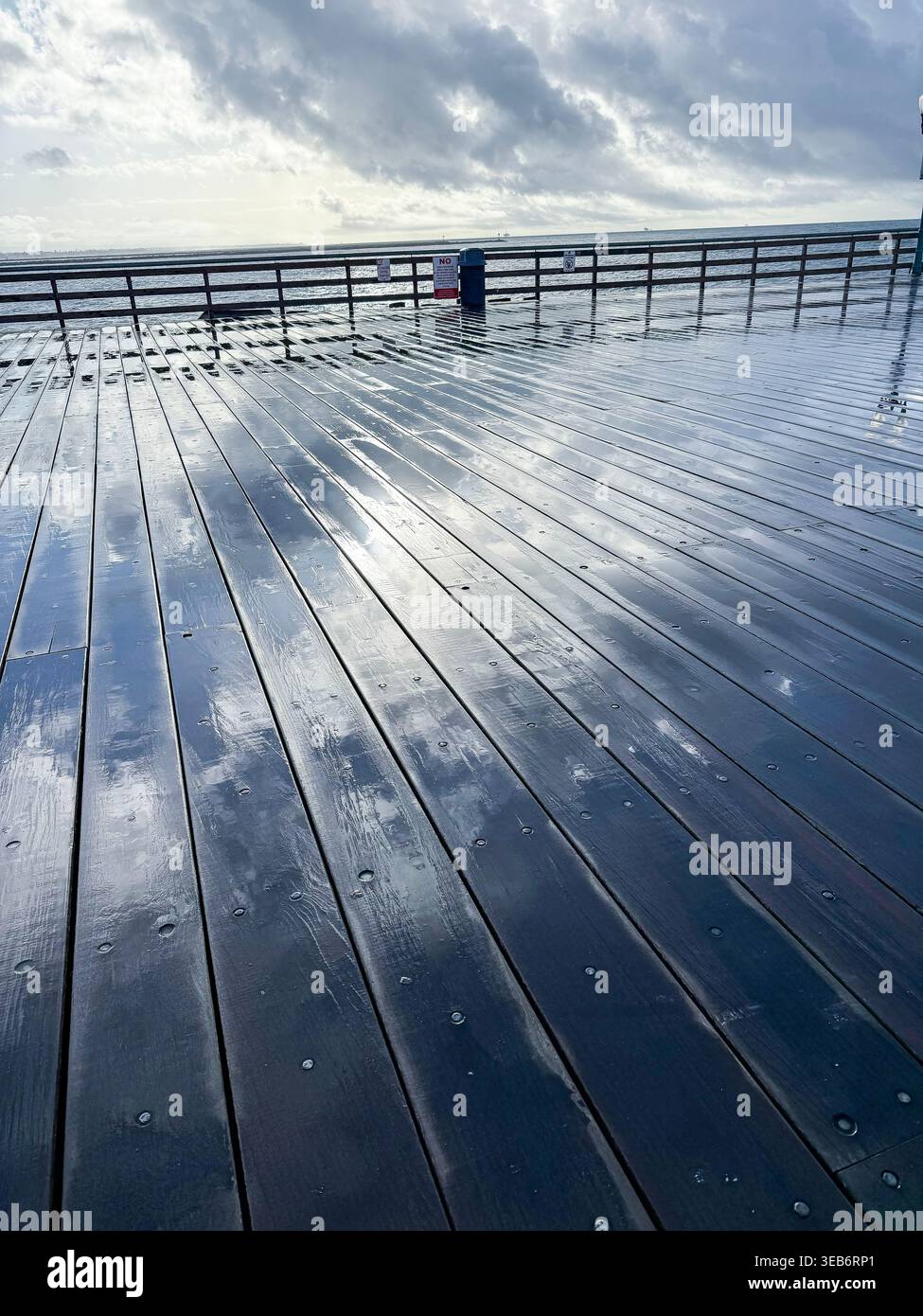 molo / bagnato / riflesso / coperto / lungomare - Immagine stock catturata con smartphone