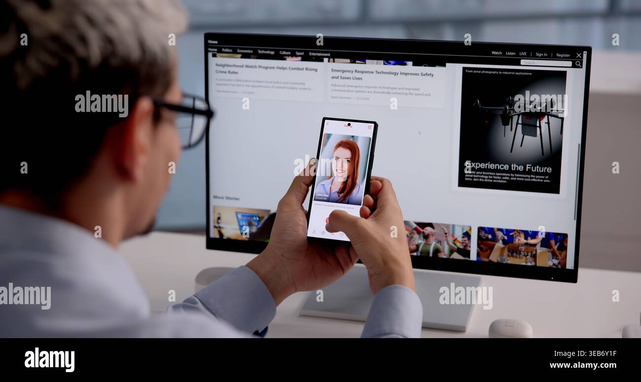 Uomo ispanico interazione con l'app per incontri mobili su smartphone. Concetto di Matchmaking online e connessione digitale Foto Stock