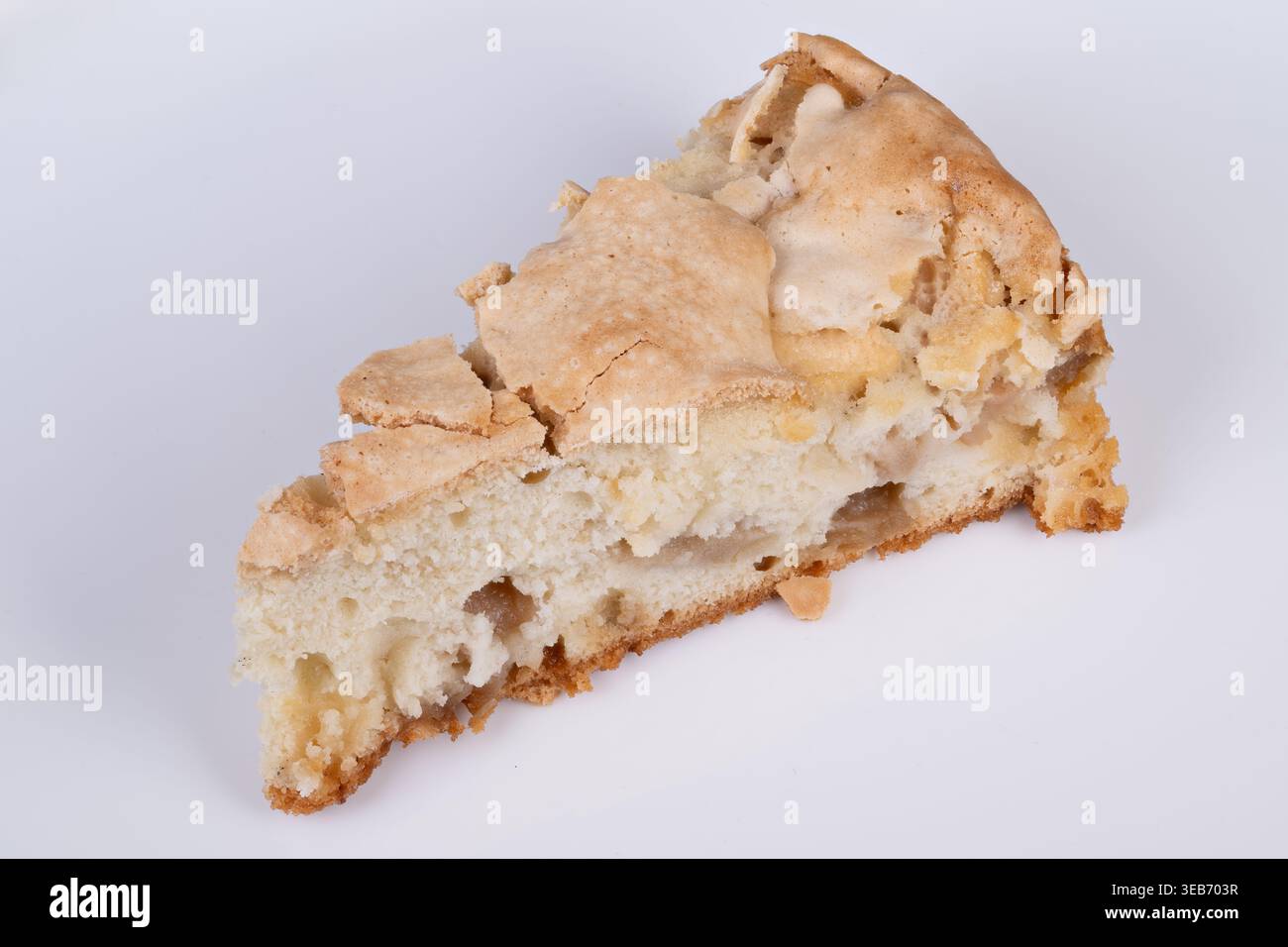 Vista dettagliata che cattura la meringa leggera e ariosa e crosta dorata. Immagine ravvicinata brillante che enfatizza la delicata meringa e la crosta croccante di fette da dessert Foto Stock