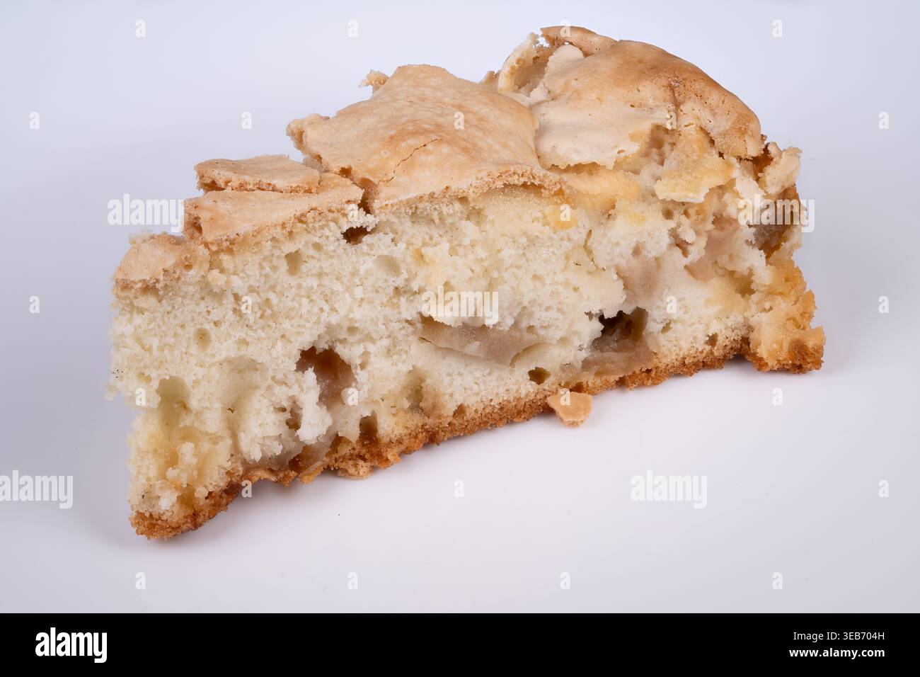 Dolce dolcetto di mele. Dessert di mele fatto in casa con una leggera salsa di meringa. Una deliziosa fetta di mele fatta in casa, condita con un'ariosa meringa e una crosta delicata Foto Stock