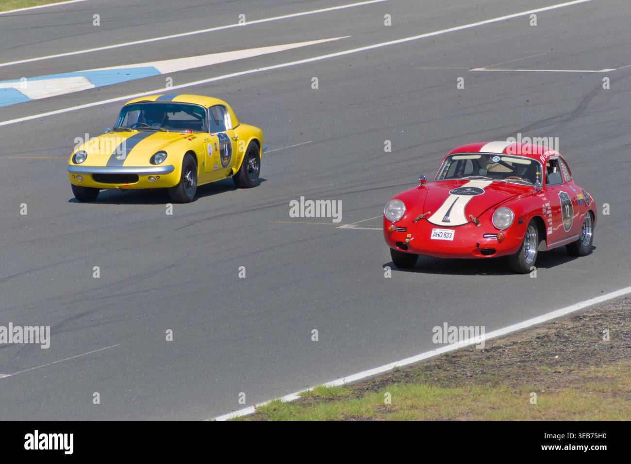 La 16 Lotus Elan 26R e la 12 Porsche 356 corrono fianco a fianco lungo l'Estoril principale dritto davanti al campo nella Historic Endurance del 2023 Foto Stock