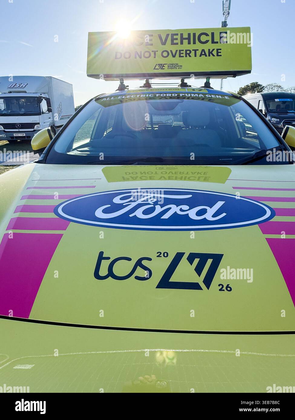 Londra, Regno Unito. 24 aprile 2026. Il veicolo elettrico Ford Puma GEN-e ufficiale per la maratona di Londra 2026 TCS ha fotografato dal davanti con una spettacolare stella solare naturale sopra il tetto, nell'area eventi di Blackheath, Londra, prima del giorno di gara domenica 27 aprile 2026. Il logo Ford, il logo TCS London Marathon sul cofano e il cartello sul tetto del veicolo Pace sono chiaramente visibili. Rappresenta Ford Capri EV, TCS Sponsorship e London Marathon 2026. Credito: xiu bao/Alamy Live News Foto Stock