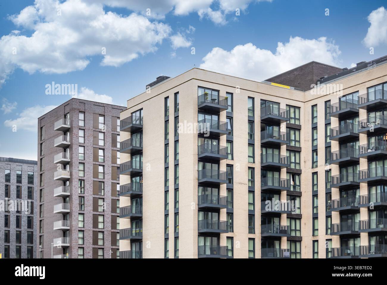 Moderni edifici di appartamenti contro un cielo blu Foto Stock