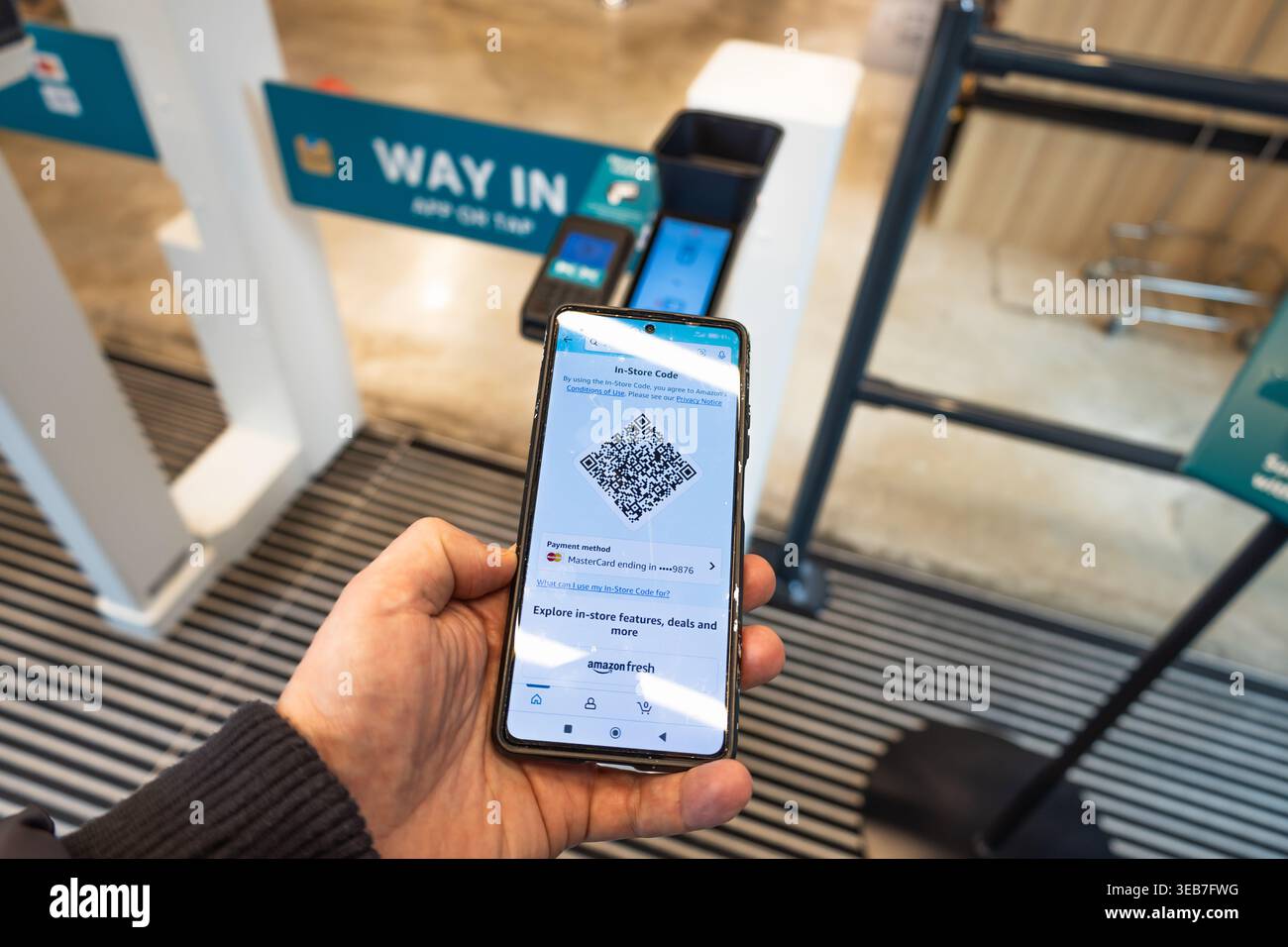 Cliente che utilizza il codice QR dello smartphone per accedere ad Amazon Fresh Store. Londra, Regno Unito, 17 marzo 2024 Foto Stock