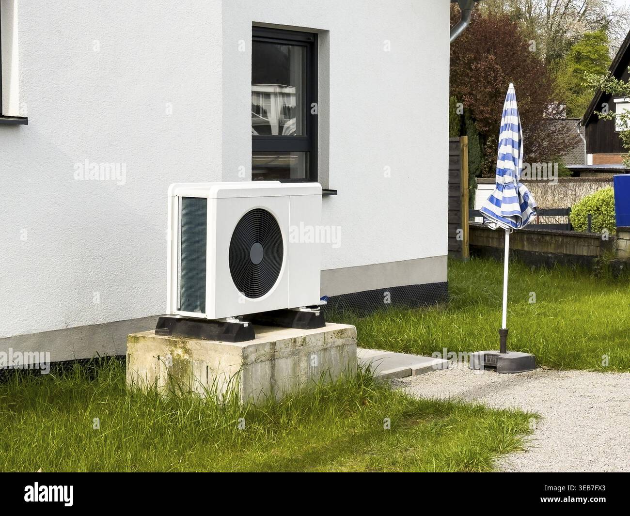 Una pompa di calore di fronte ad un nuovo edificio ad Essen, in Germania Foto Stock
