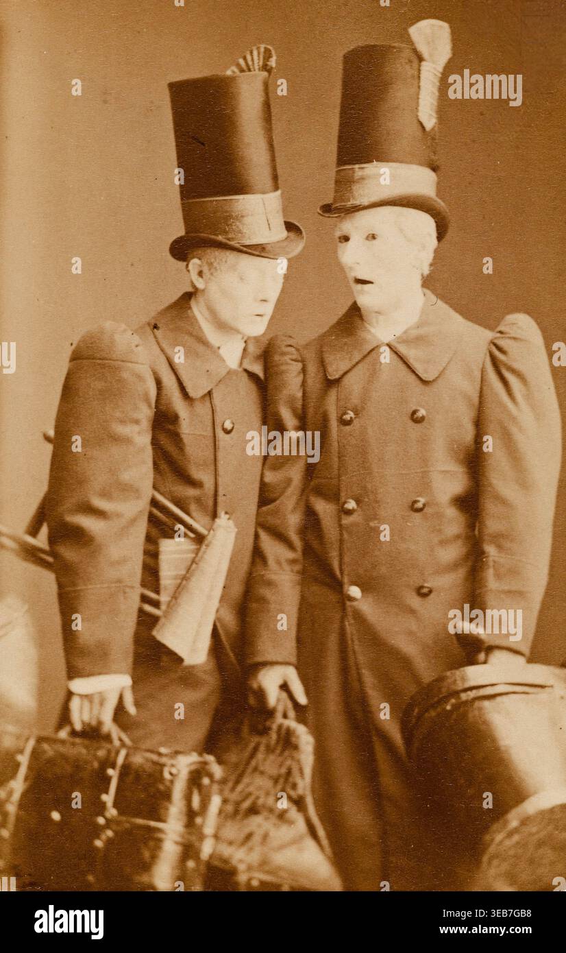 Nadar - questa fotografia d'epoca raffigura gli Hanlon-Lees, una famosa famiglia di Mimi acrobatici e artisti circensi attivi nel XIX secolo. Erano famosi per la loro miscela unica di commedia, pantomima e pericolose acrobazie, spesso con costumi da clown bianchi. L'immagine probabilmente li mostra in carattere per uno spettacolo specifico, come la loro famosa produzione "le Voyage en Suisse" (il viaggio in Svizzera). La foto stessa è una carta de visite, una forma popolare di piccola fotografia ritrattistica prodotta a metà del XIX secolo. Foto Stock