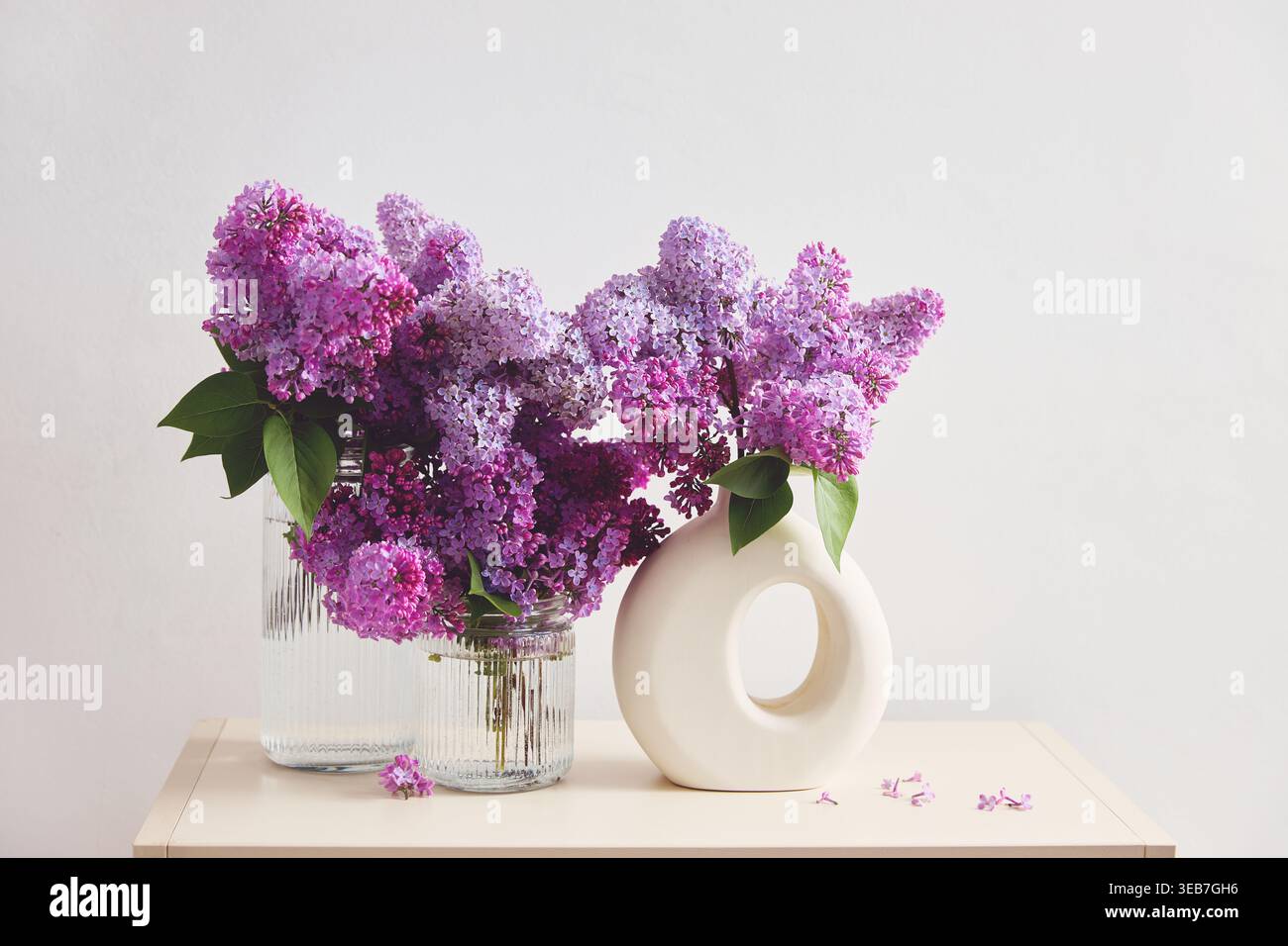 Bellissimi fiori lilla in un vaso su un tavolo. Fiori di lilla freschi per infondere alla vostra casa un profumo primaverile. Foto Stock