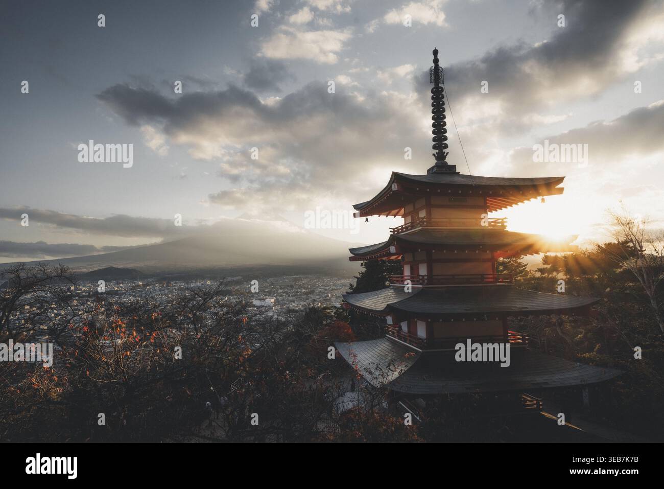 Vista della Pagoda Chureito e del Monte Fuji al tramonto con raggi di luce dorata e lo skyline della città in Giappone. Foto Stock