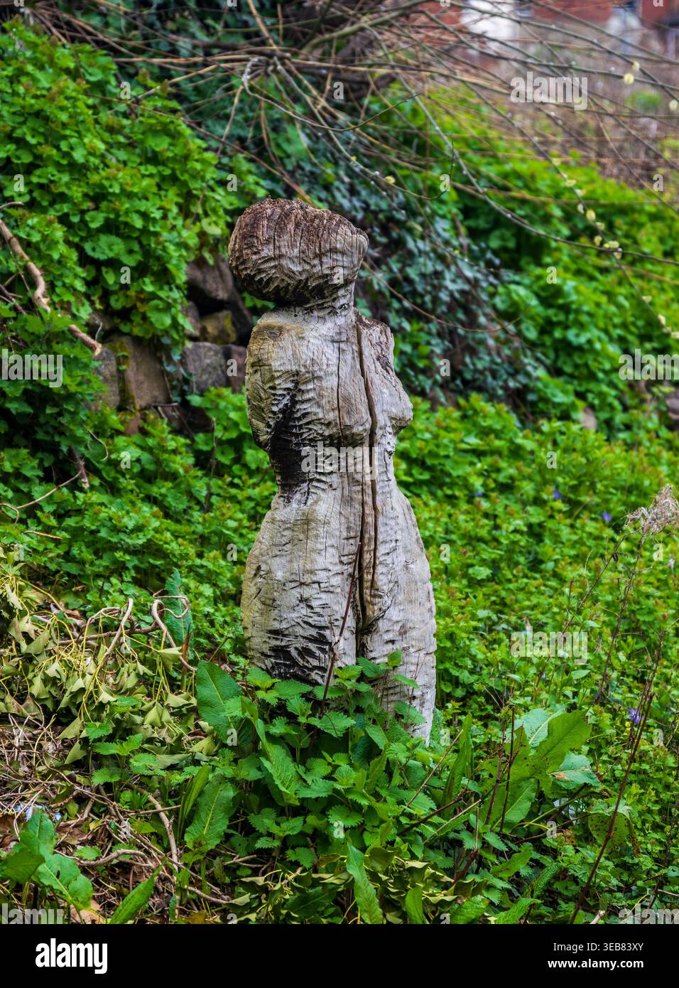 Statua di Christina Collins presso il canale Trent e Mersey vicino al Workhouse Bridge a Stone, Staffordshire, un monumento alla vittima dell'omicidio del canale del 1839 Foto Stock