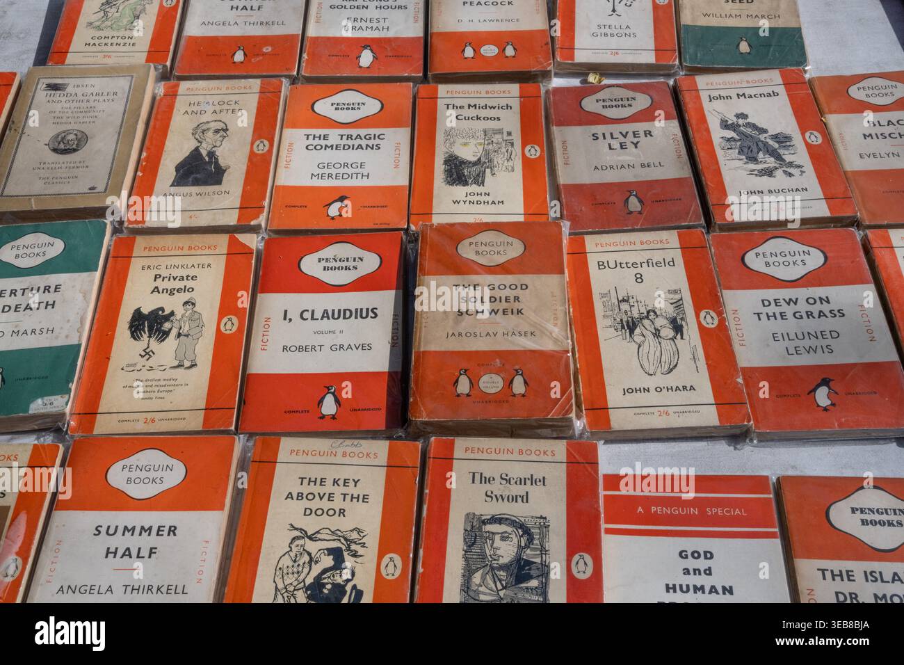 Londra, Regno Unito. 8 aprile 2026. Una selezione di libri classici dei pinguini di seconda mano in vendita al mercato del libro di Southbank situato sotto Waterloo Foto Stock