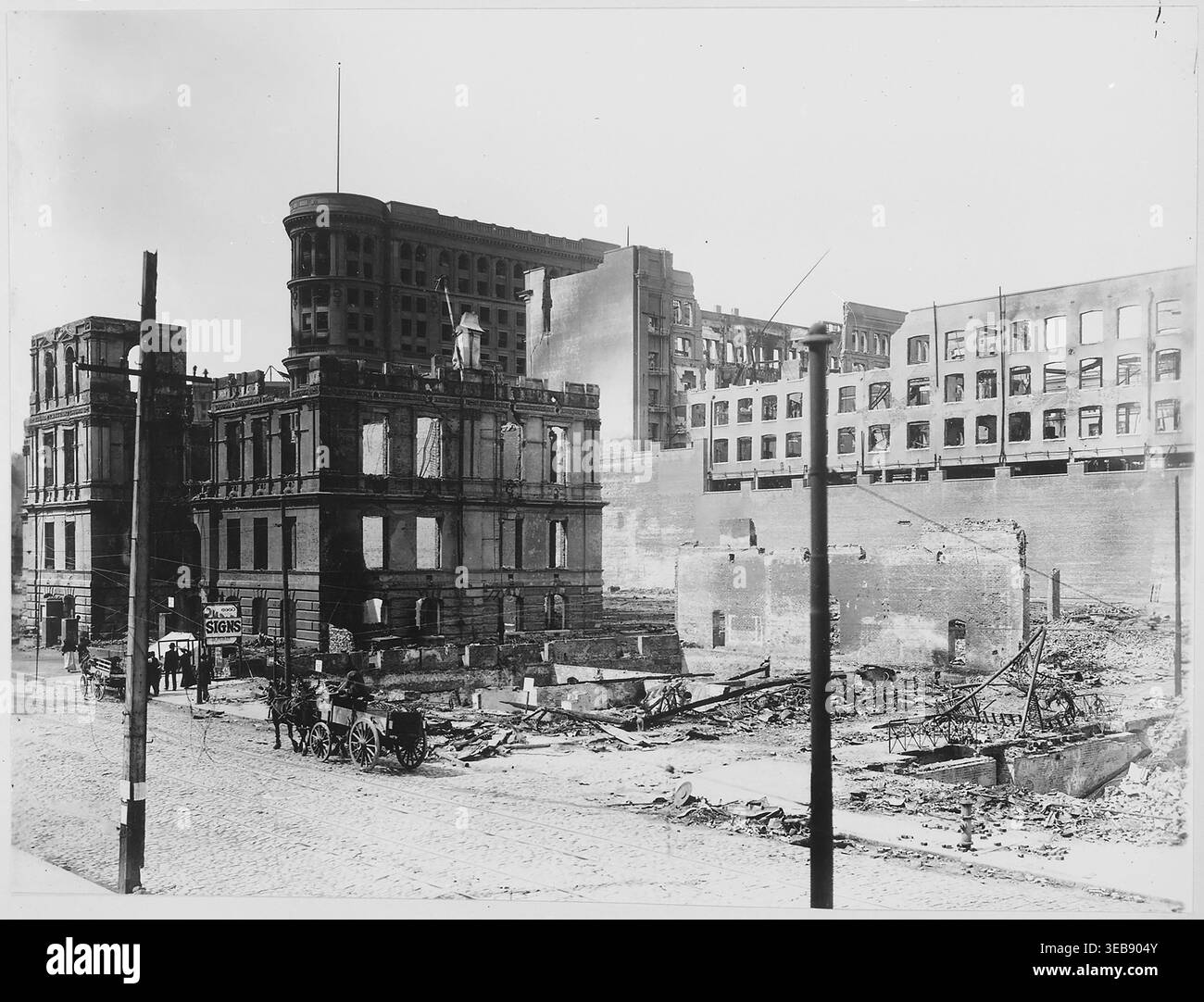Dopo il terremoto di San Francisco del 1906. Lato est della Fifth Street tra Market e Mission. L'edificio all'estrema sinistra della foto è la vecchia Lincoln Grammar School sulla Fifth Street. L'edificio molto alto con il flagstaff e' il Flood Building. Le rovine del lungo edificio all'estrema destra sono del grande magazzino Emporium in Market Street Foto Stock