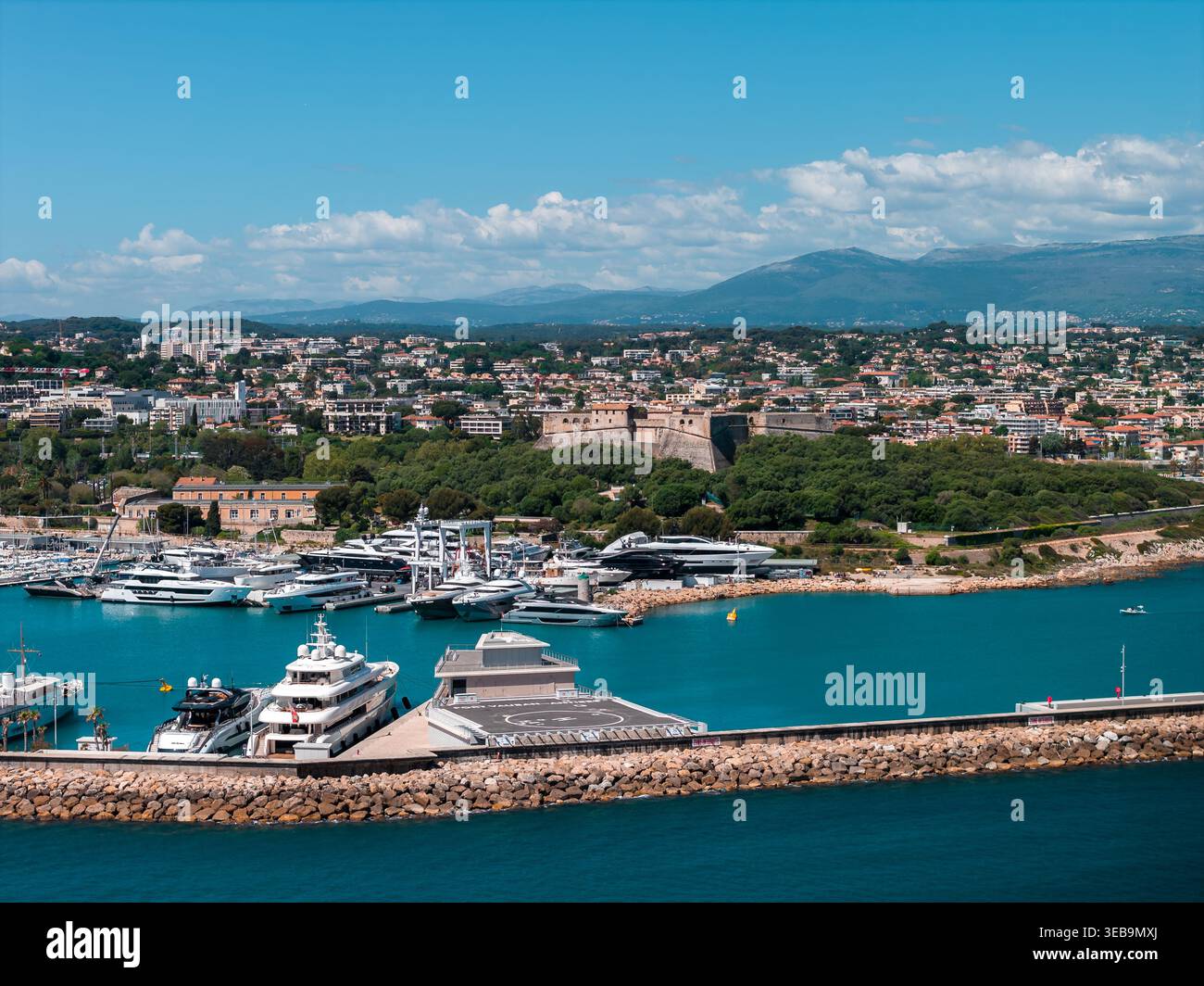 Vista aerea di Antibes, Francia, con Port Vauban e Fort Carre Foto Stock