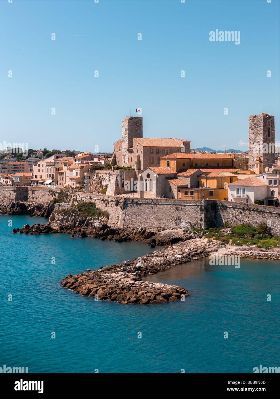 I bastioni della città vecchia di Antibes e lo Chateau Grimaldi dal litorale Foto Stock