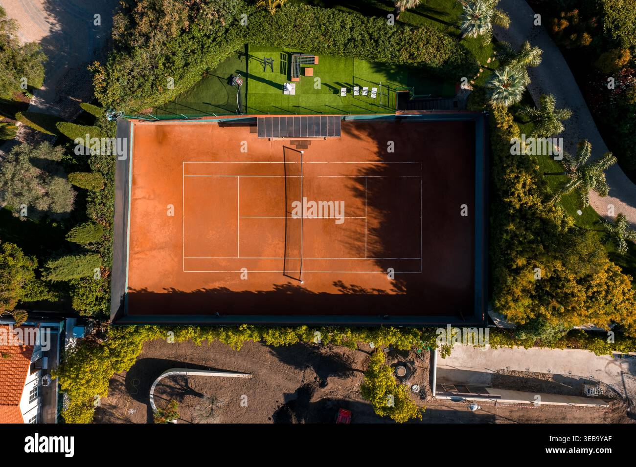 Vista aerea di un campo da tennis in terra battuta illuminato dal sole ad Antibes, Francia Foto Stock