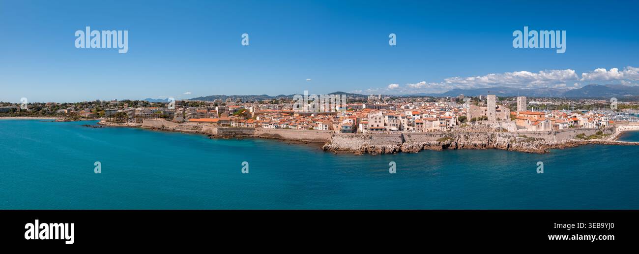 Panorama aereo della città vecchia di Antibes, dei bastioni e del castello Grimaldi Foto Stock