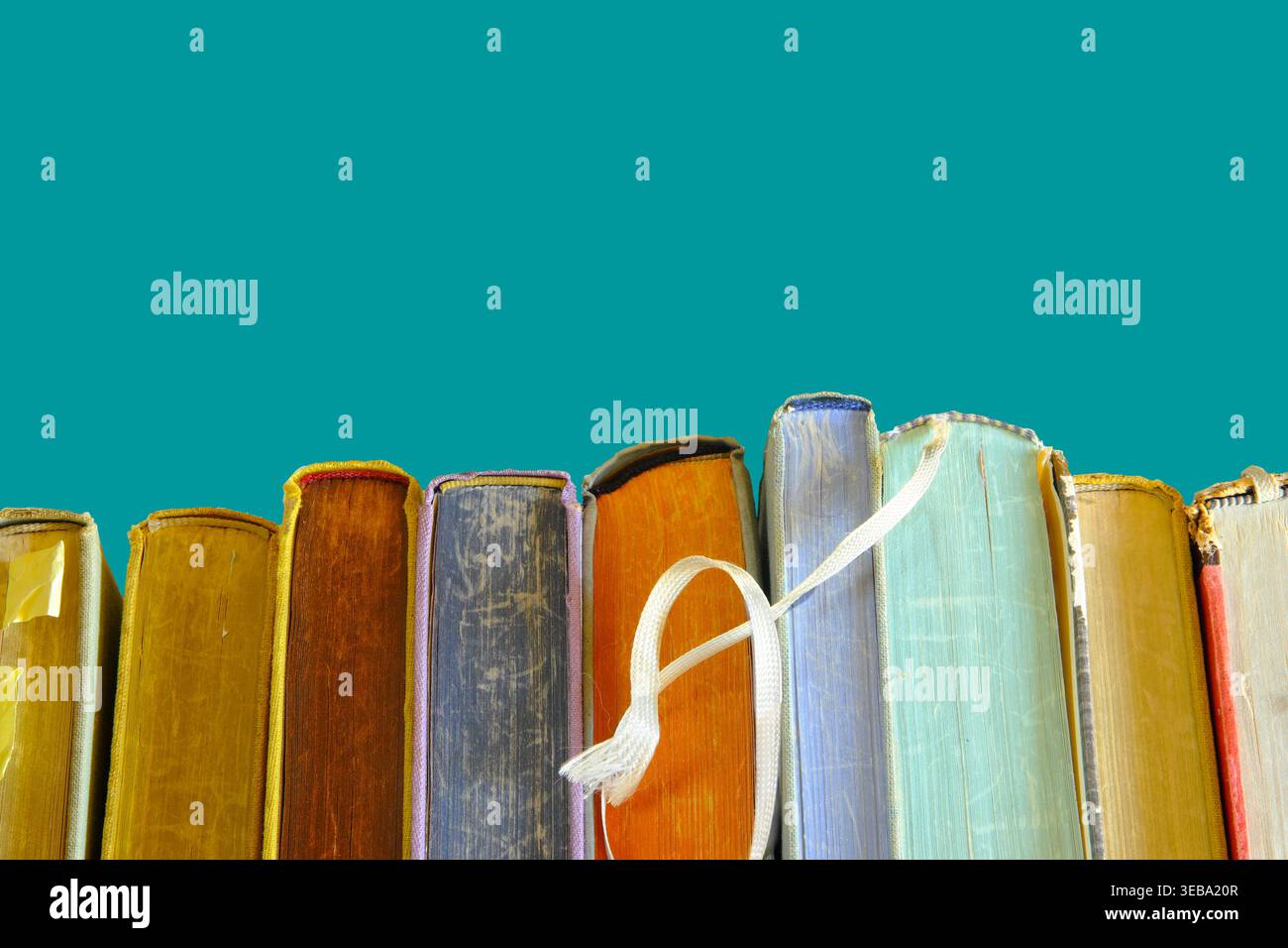 Disposizione libri vintage, piatto. Ritorno a scuola, istruzione, lettura, apprendimento, home Office, formazione aziendale. Primo piano. Foto Stock