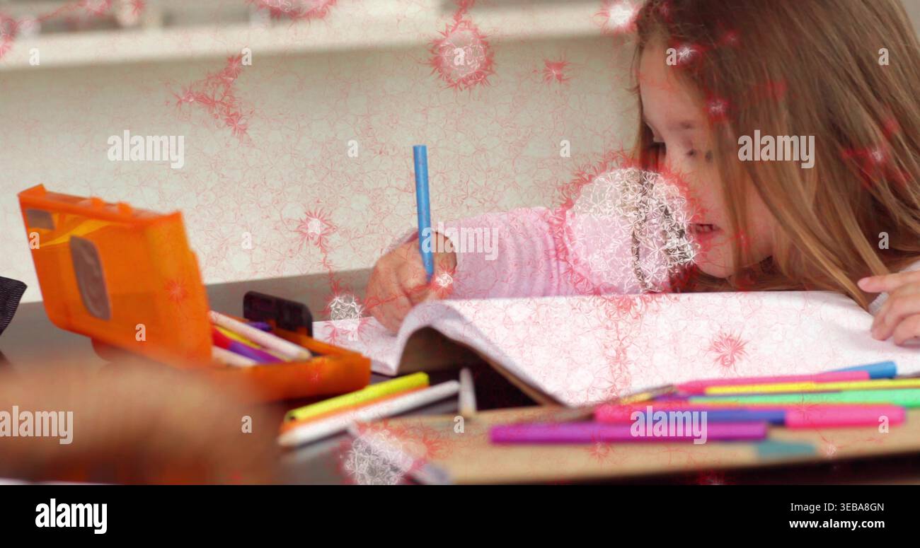 Una scrittrice che indossa il rosa appoggiato al notebook aperto alla scrivania tenendo la matita blu vicino alla cassa arancione Foto Stock