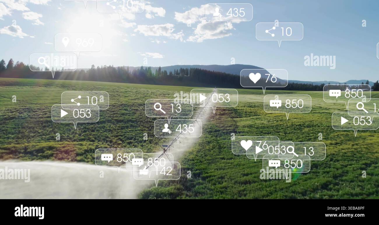Percorso di avvolgimento e sterrato con veicolo di piccole dimensioni che si sposta verso una linea di alberi distanti, con sovrapposizioni AR Foto Stock