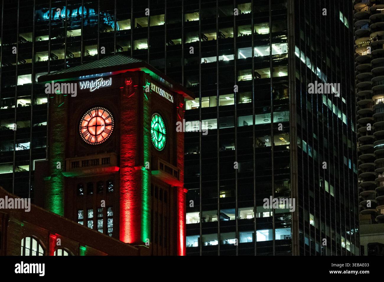 Chicago, Illinois, USA - 27 novembre 2023 - Torre dell'orologio dell'edificio Reid Murdoch, sede notturna di Whirlpool e Encyclopedia Britannica Foto Stock