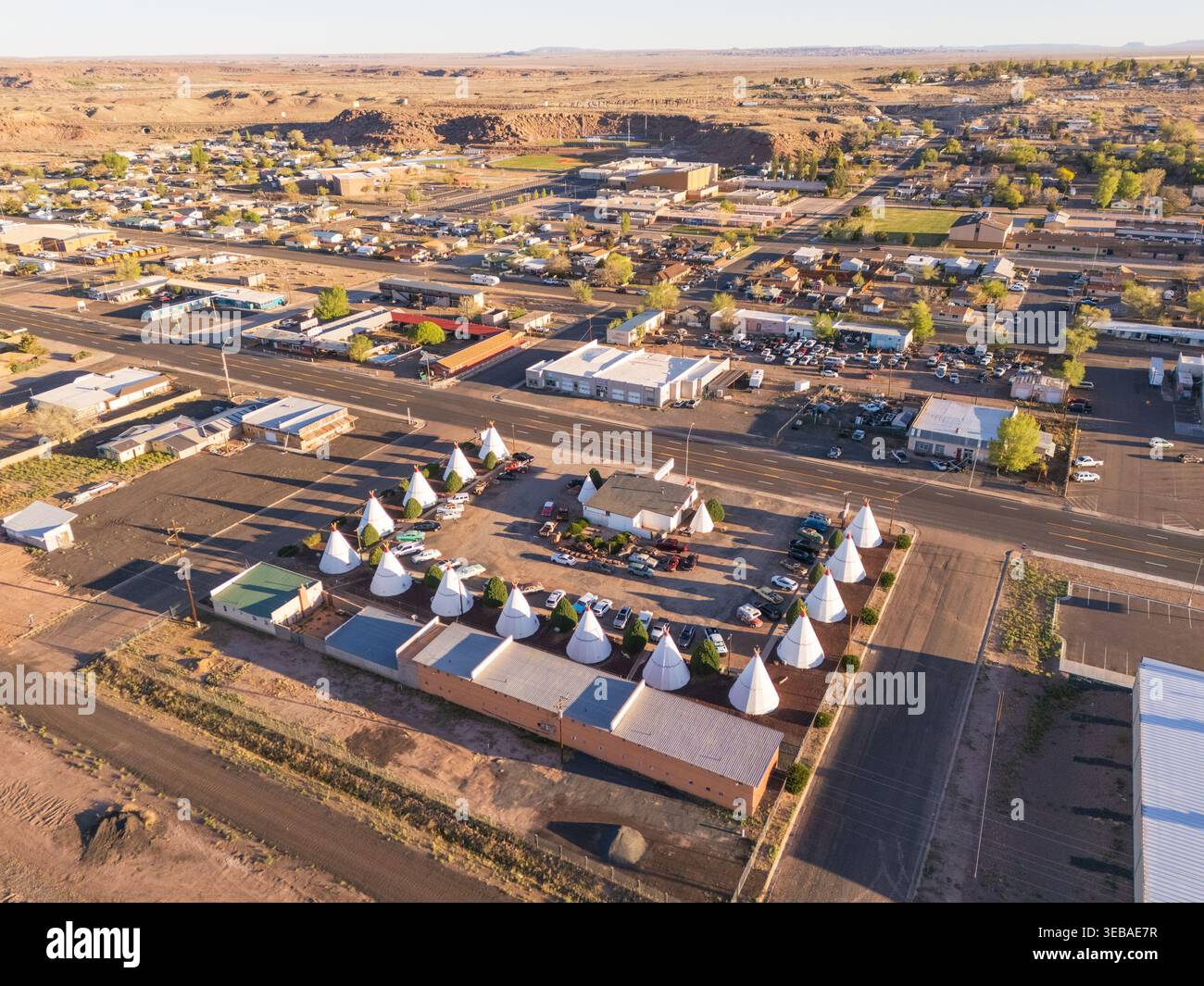 Holbrook, Stati Uniti - 5 aprile 2026: Vista aerea dello storico Motel di Wigwam con le sue iconiche camere a forma di tepee lungo la Route 66, circondate da Foto Stock