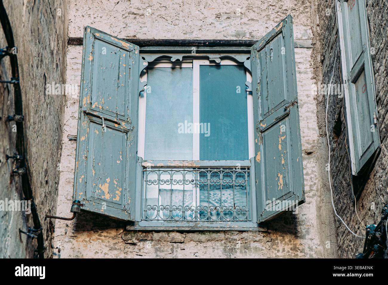 Affascinanti vicoli marocchini con vivaci negozi di fiori, persiane intemprate e architettura rustica. Uno sguardo alla bellezza nascosta della Medina Foto Stock