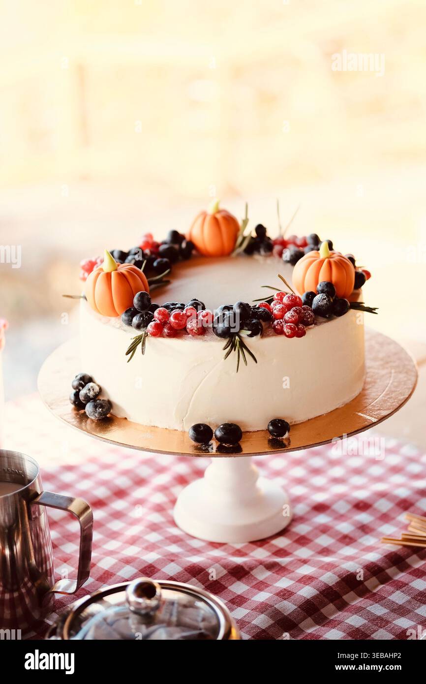 Torta di zucca rustica con frutti di bosco e foglie autunnali Foto Stock