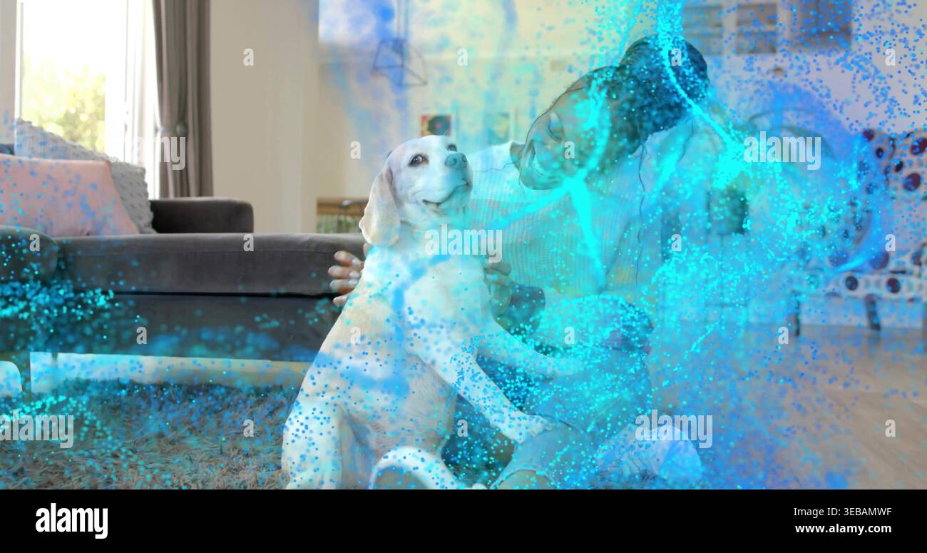 Accarezzare la donna con la maglia a righe e i jeans appoggiati su un cane bianco abbronzato su un tappeto e una copertura color acqua Foto Stock