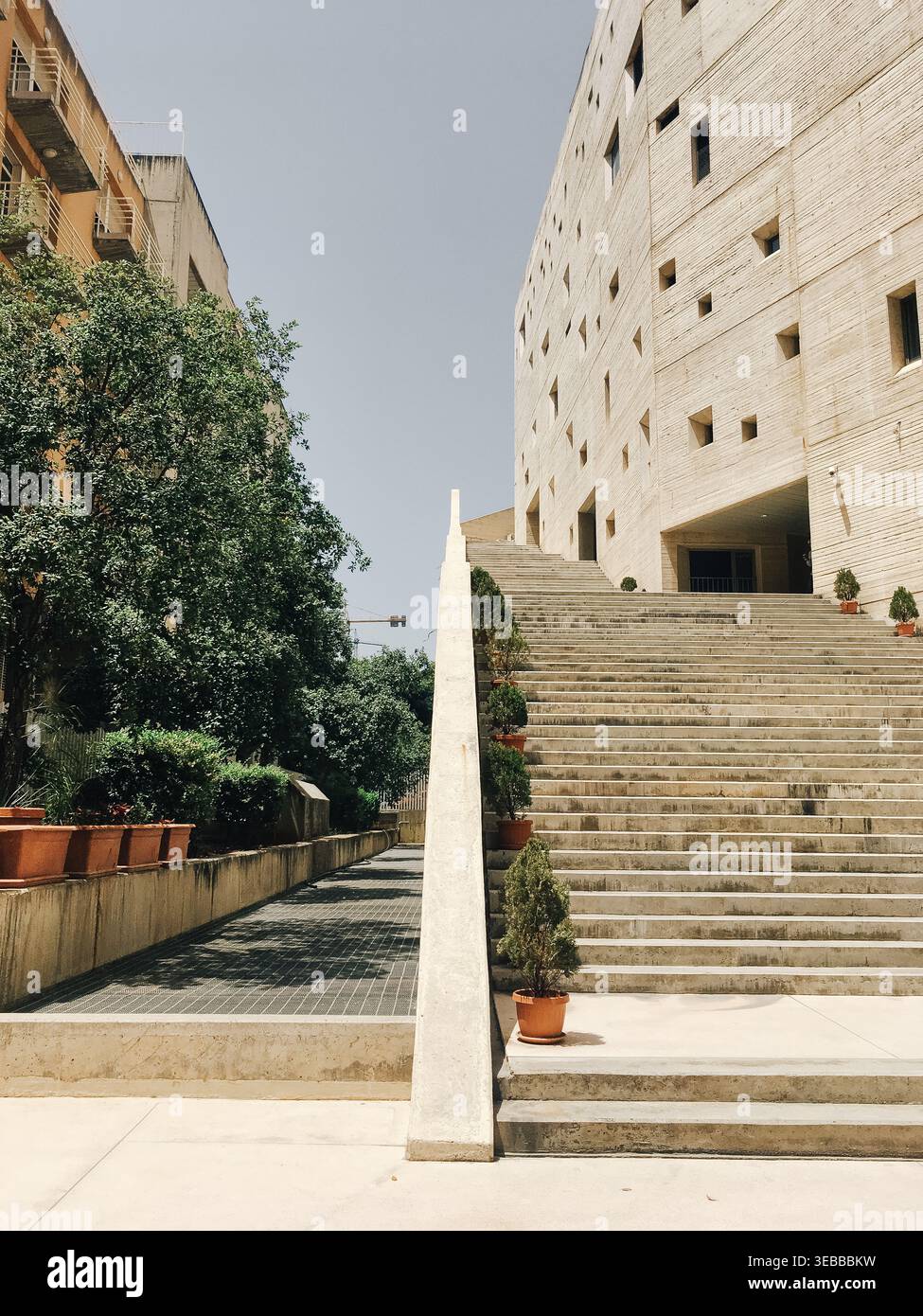 Scale presso il campus universitario della francofona Saint Josef University nella capitale libanese Beirut durante una soleggiata giornata estiva. Foto Stock