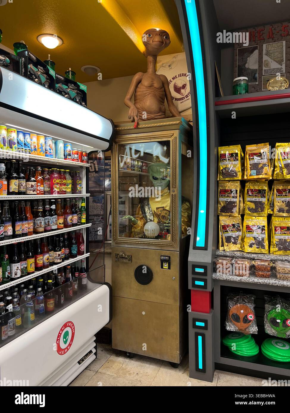Alien Fortune Telling Machines in mostra presso l'ATTRAZIONE Alien Fresh Jerky ROAD, mostra aliena dell'8 giugno 2021 a Baker California. Foto di Jennifer Graylock-Alamy 917-519-7666 Foto Stock