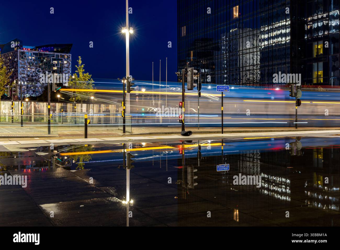 Tram di Birmingham che cattura il movimento - immagine a lunga esposizione Foto Stock