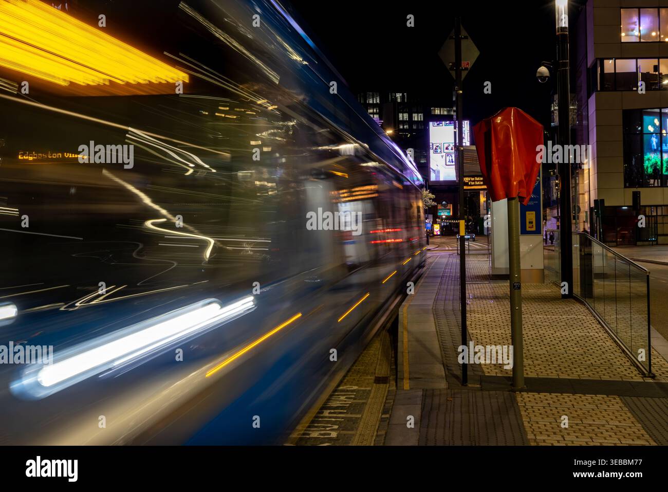 Tram di Birmingham che cattura il movimento - immagine a lunga esposizione Foto Stock