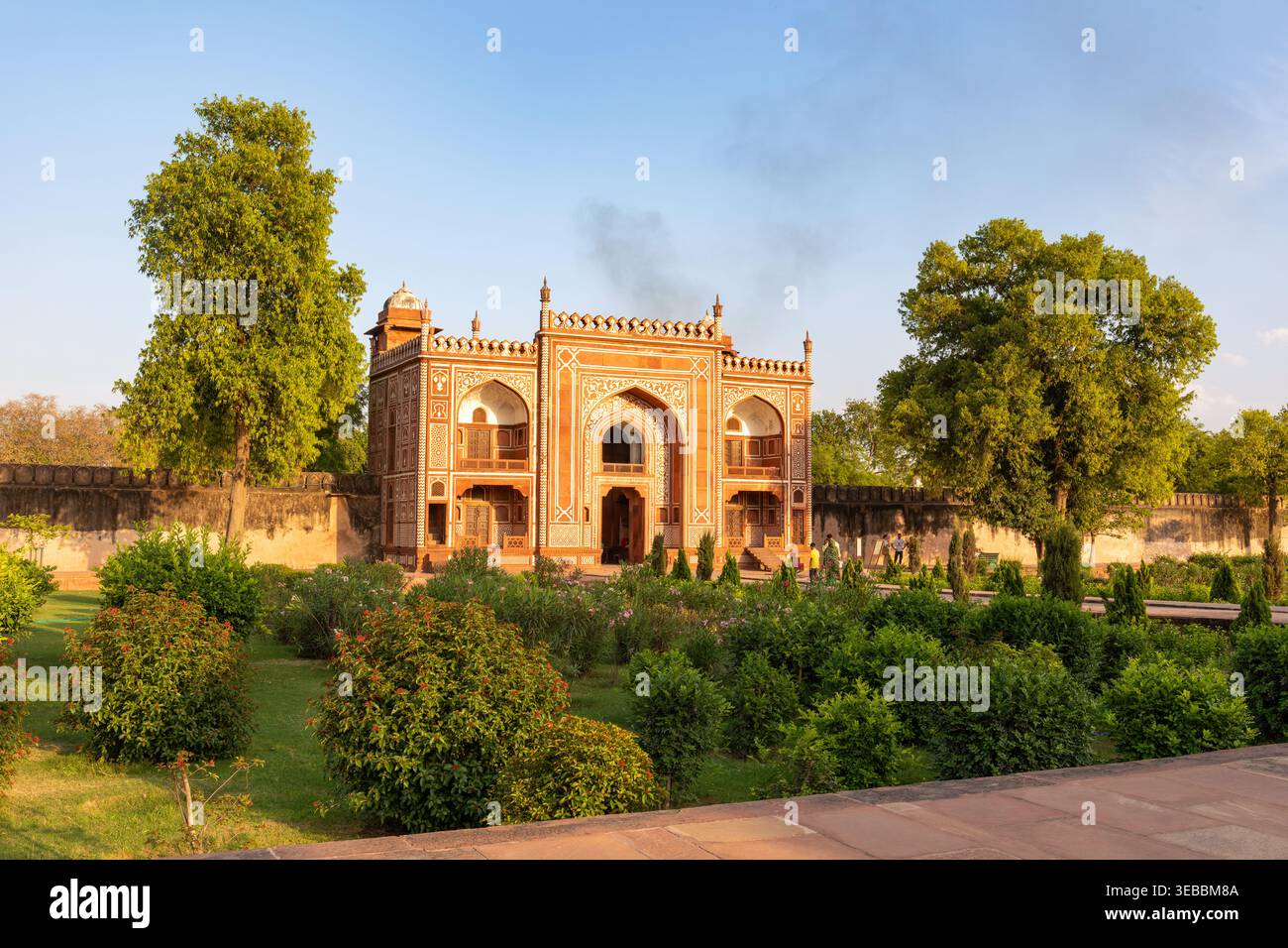 Cancello d'ingresso alla Tomba di i'timād-ud-Daula, Etimad ud Doulahn, conosciuto anche come il Baby Taj, Agra, India Foto Stock